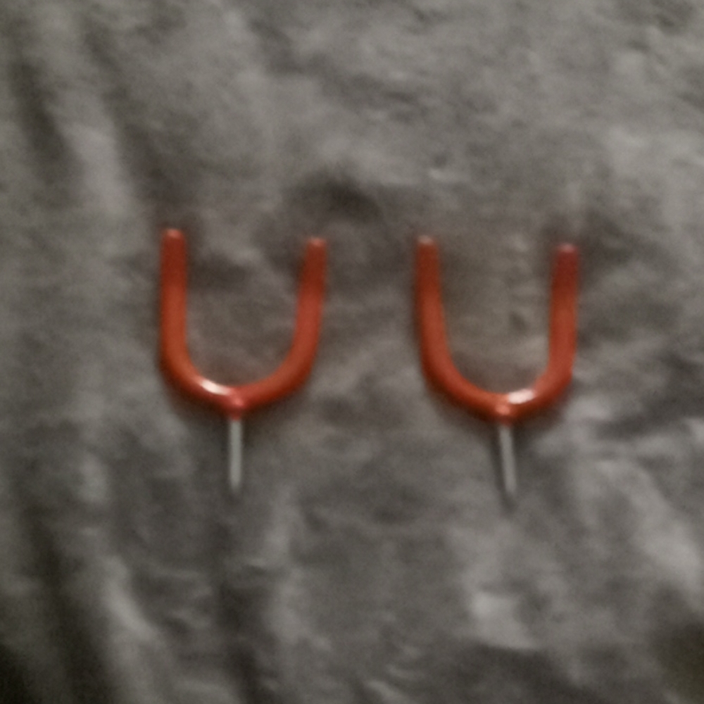 4 red hooks - Picture 4 of 5